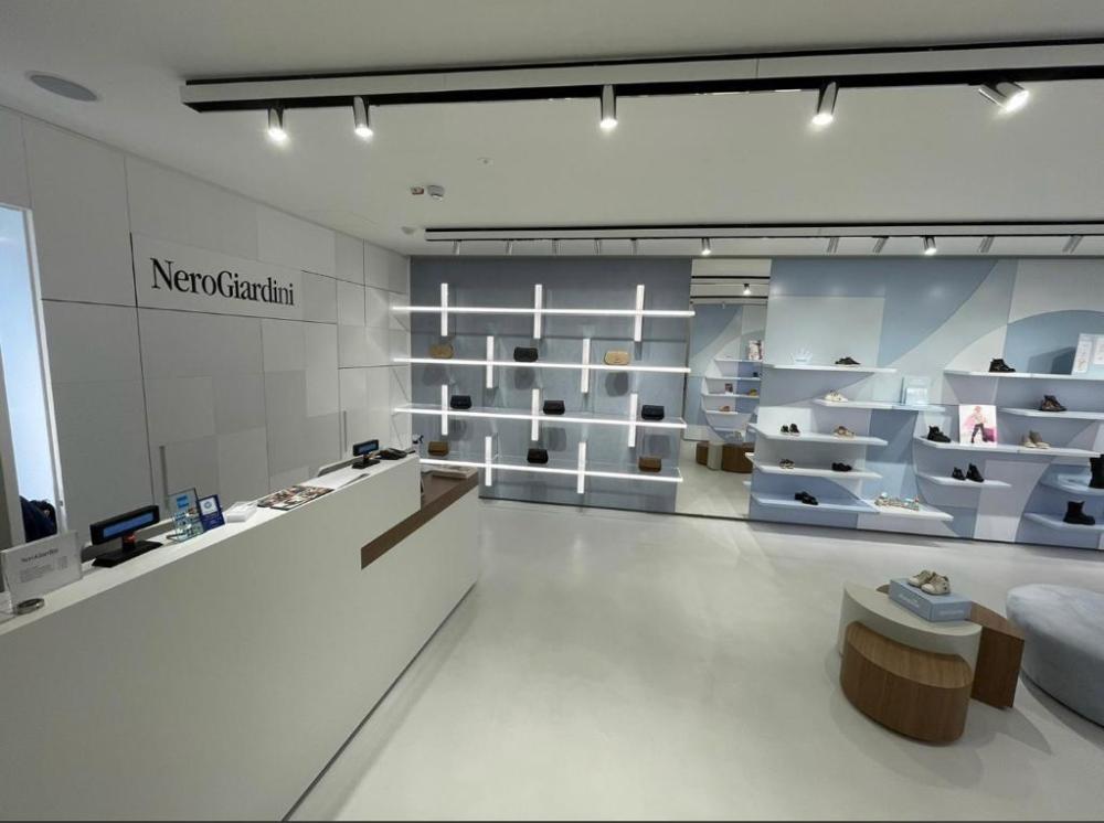 Illuminazione custom negozio calzature Prodotti custom made Gruppo Raina