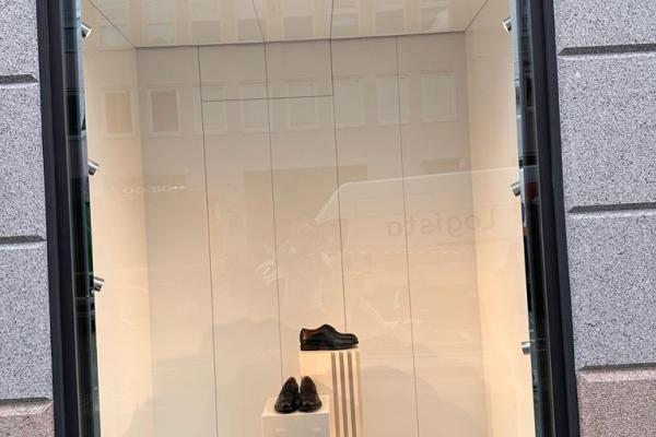 nero giardini illuminazione custom vetrina